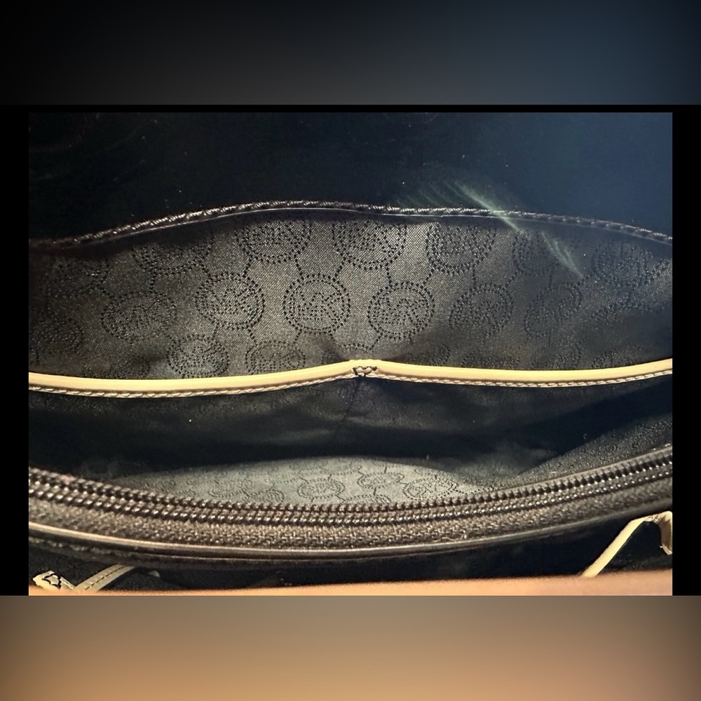 Michael Kors Lg Black Patent Leather Tote With Double Adjustable Beige Handles - Picture 6 of 14